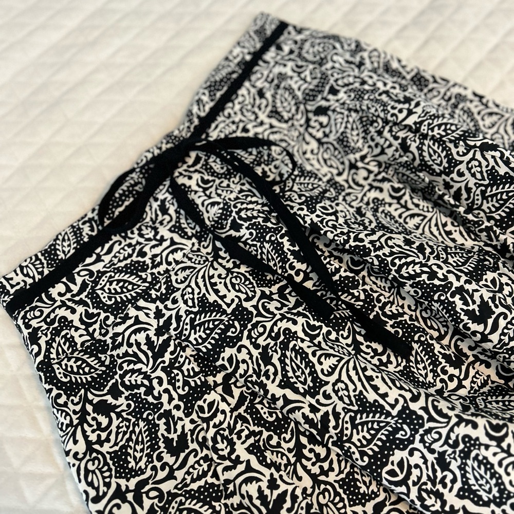 🛍️ Elegant Black and White A-Line Skirt